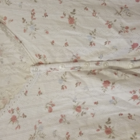 Laced Floral Designed Top - Picture 2 of 4